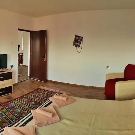 בית הארחה песента на колелетата - *